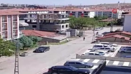 Küfretmeyin diyen kadının evini taşladılar