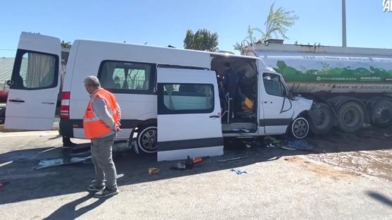 Tur minibüsünün sulama tankerine çarptı! 6 kişi yaralandı
