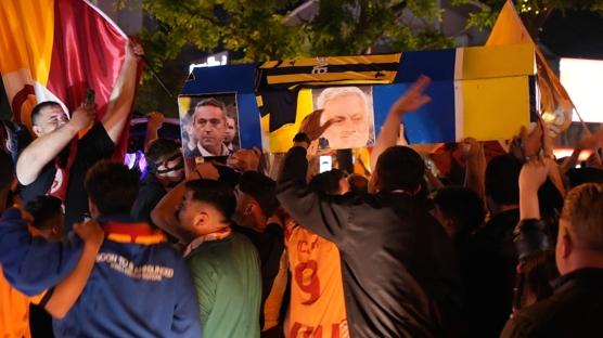 Ali Koç ve Jose Mourinho'yu tabuta koydular! Galatasaraylıların kutlaması gündem oldu