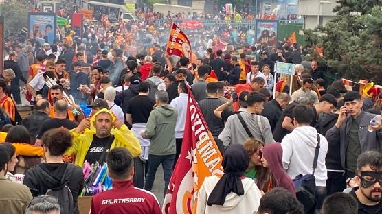 Galatasaraylı taraftarlardan Yenikapı çıkarması!