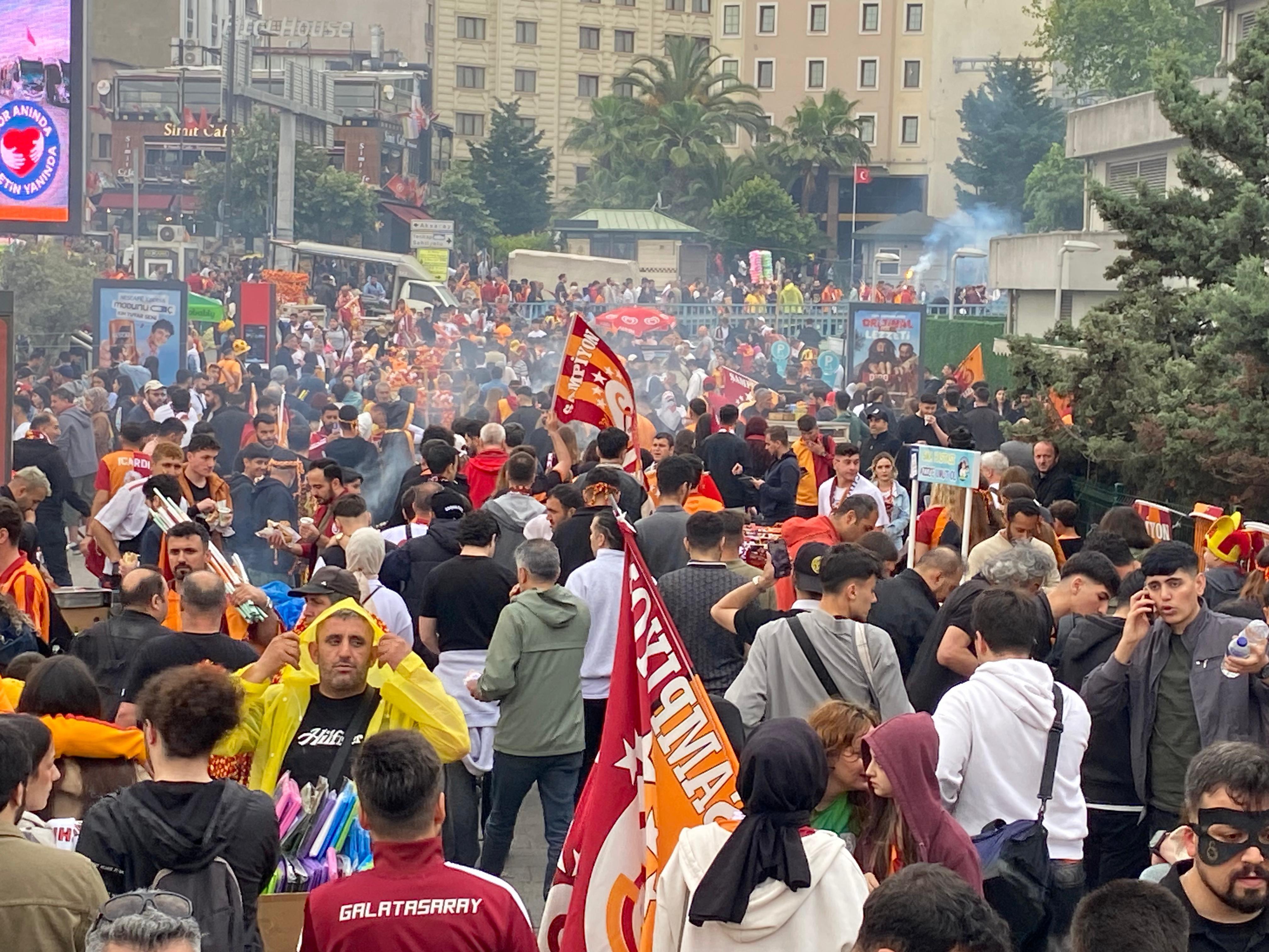 Galatasarayl taraftarlardan Yenikap karmas!