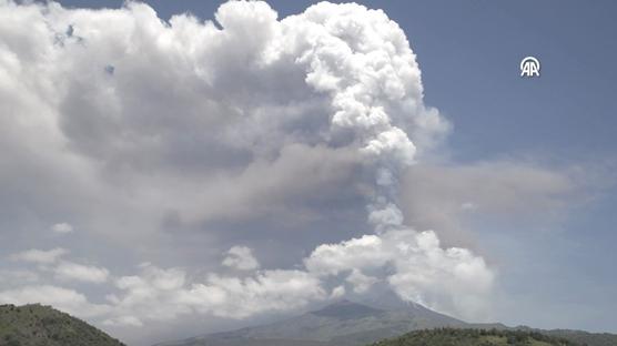 Etna Yanardağı'nda sabah saatlerinde çökme yaşandı