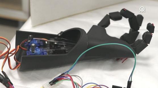 Lise öğrencileri engelliler için robot el geliştirdi