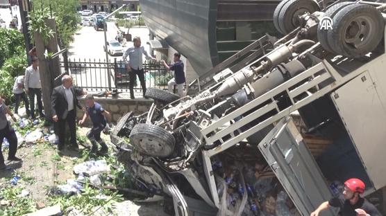 freni boşalan kamyonet korku saçtı! 4 kişi yaralandı