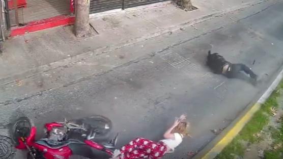 Korku dolu anlar kamerada: Abi-kardeş motosiklette metrelerce sürüklendi