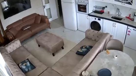 Depremin ürküten görüntüsü... Sarsıntı anı kamerada