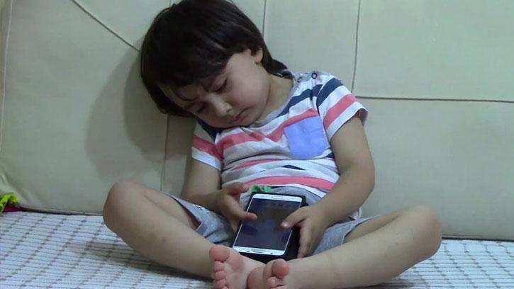 Telefon Tutkunu Miniğin Uykuyla Mücadelesi Güldürdü