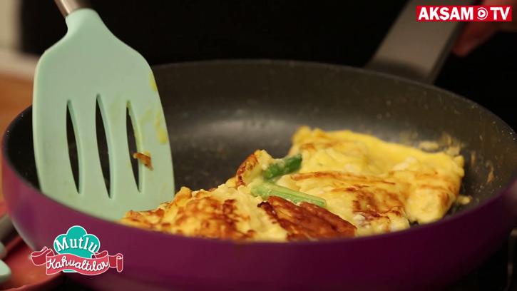Kuşkonmazlı Keçi Peynirli Omlet Tarifi