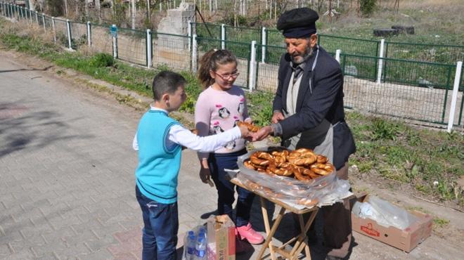 'Simitçi dede' 60 yıldır tezgahını boş bırakmıyor 