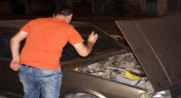 Yılanı otomobile girdiğine pişman etti