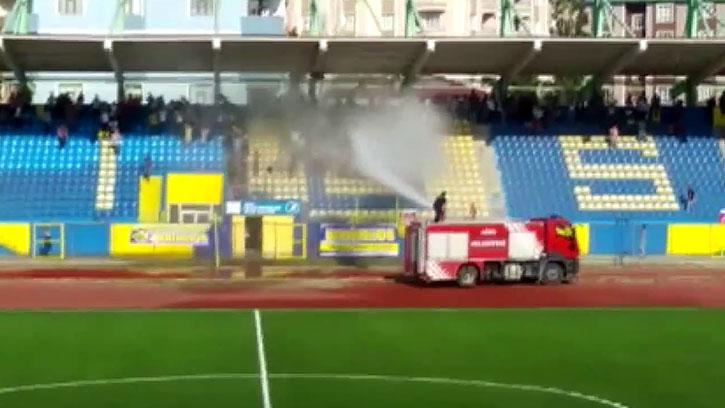Sıcaktan Bunalan Taraftarı İtfaiye Serinletti