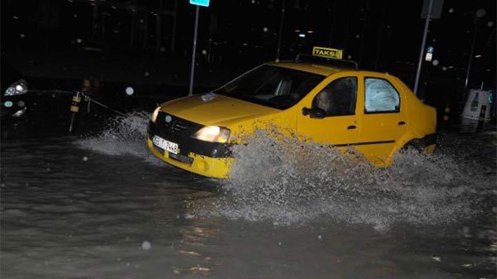 Saanak yamur zmir'i gle evirdi