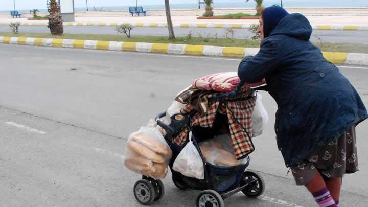 Sokaklarda bayat ekmek topluyor