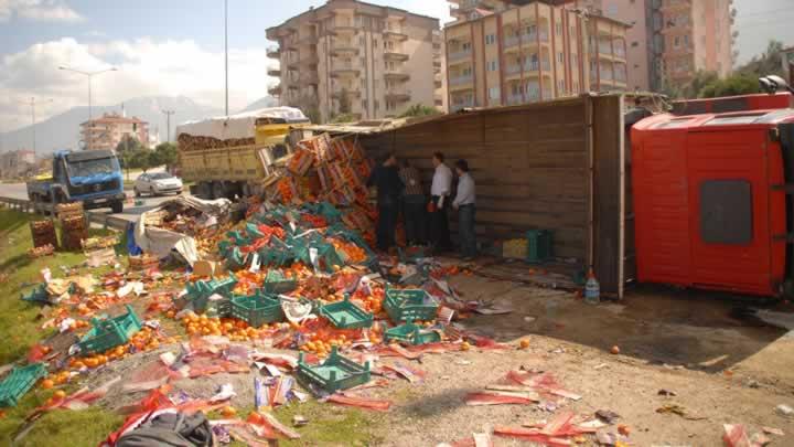 Denizli'de kamyon devrildi