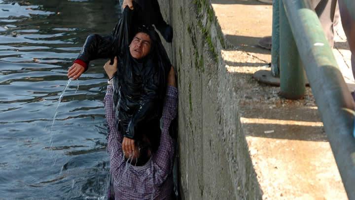 Polis intihar eden kadn denize atlayarak kurtard