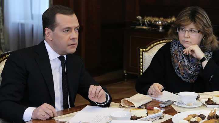  Medvedev: Kbrs yerel mali krizleri tetikleyebilir