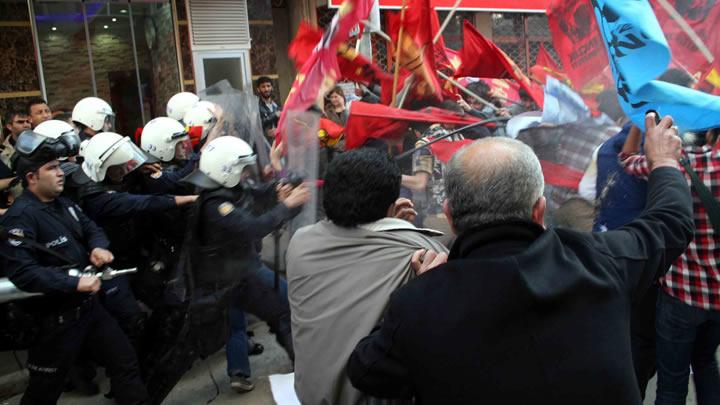 Mersin'de YGS'yi protesto eden genlerle polis arasnda arbede