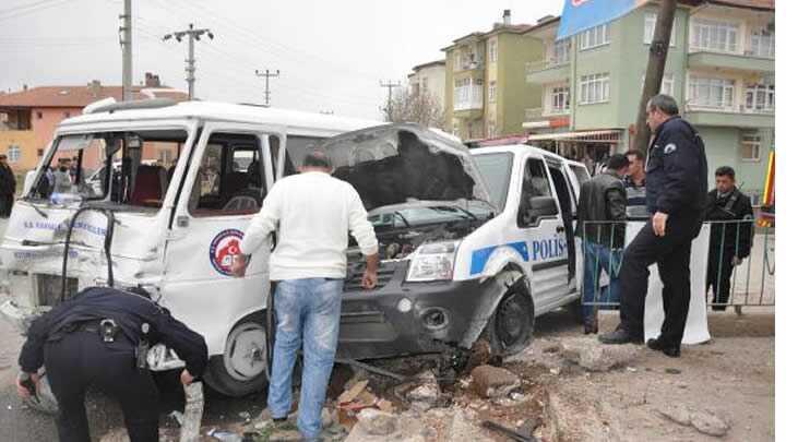 renci servisiyle polis arabas arpt: 4 yaral