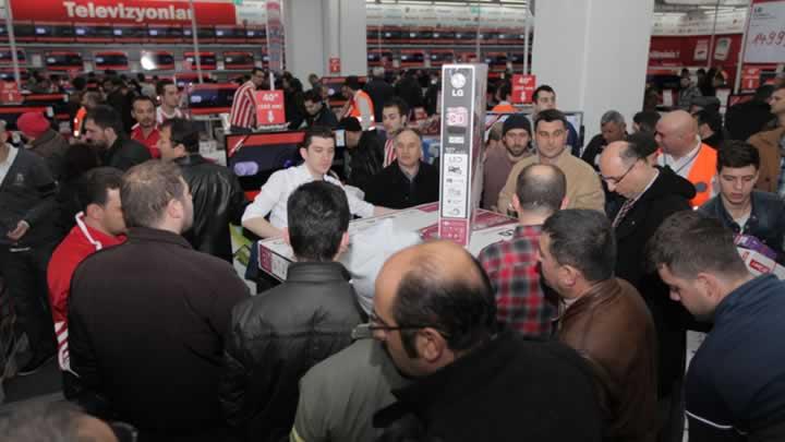 Media Markt'n Samsun alnda gece yars kuyruu