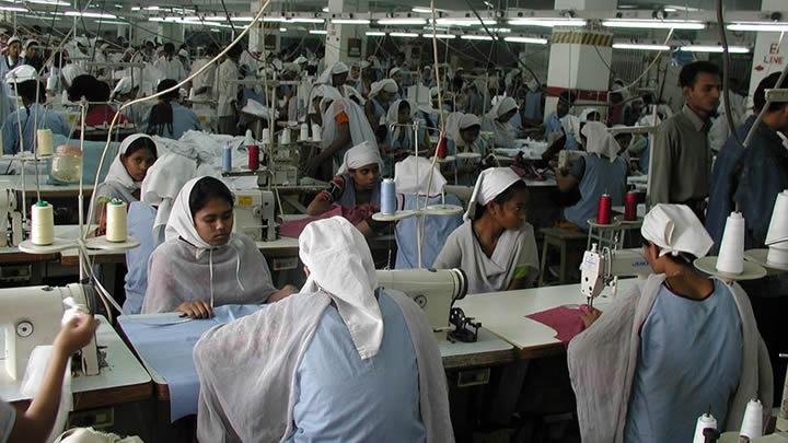 Banglade'in 'ucuz iileri' enkaz altnda alyor