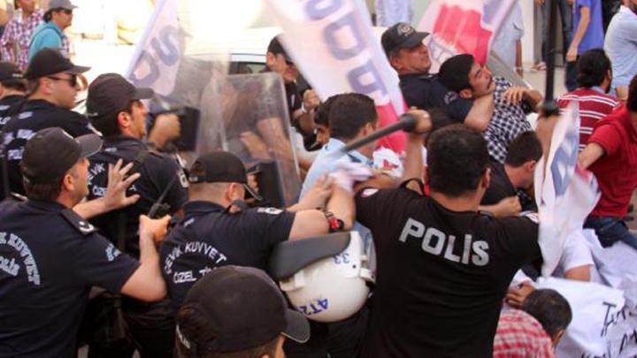 Mersin'de SDP yeleriyle polis arasnda arbede