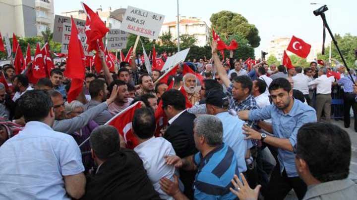 Balkesir'e Akil nsan Heyeti protesto edildi