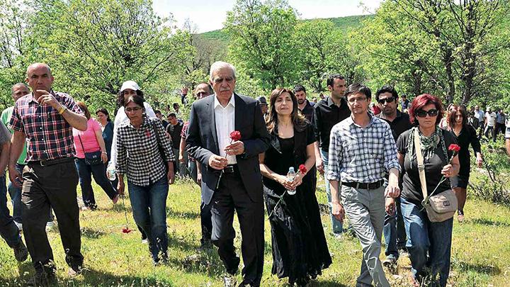 Dersim'de lenlere karanfil ve mum