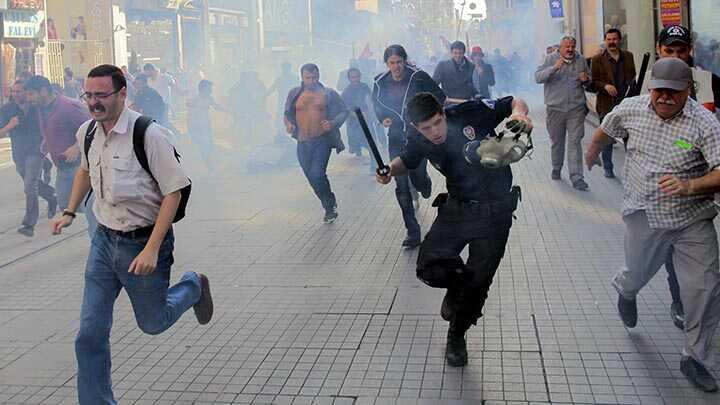 Taksim'de polis TKP'lilere mdahale etti  