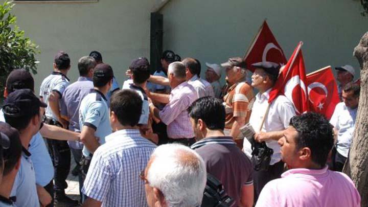 Adana'da 'Akil nsan Heyeti'ne protesto