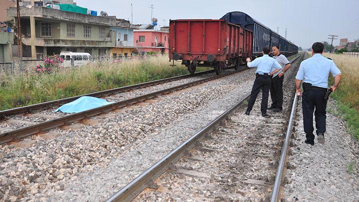 Zihinsel engelli yk treni altnda kald