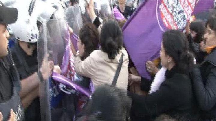 Kadnlar Taksim'de polisi geemedi