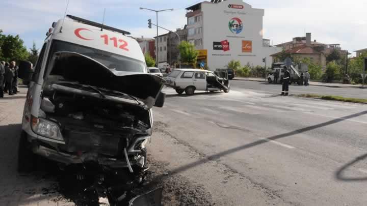 Hasta tayan ambulans otomobile arpt: 4 yaral