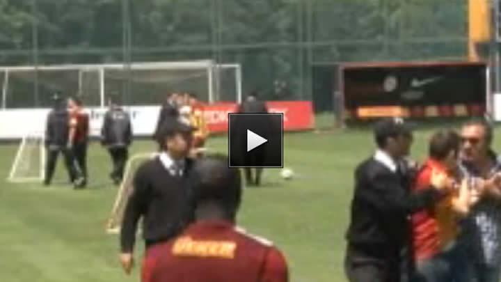 Galatasarayl taraftar Drogba'y sakatlad!