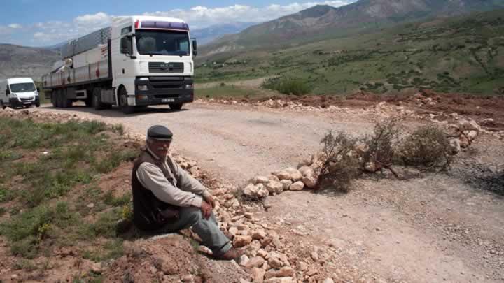 Yolu kapatt, nbet tutuyor