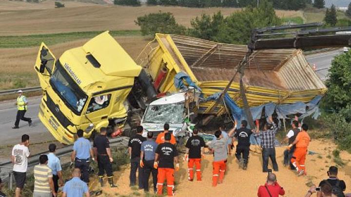 TIR kamyonetin zerine devrildi: 1 l, 1 yaral