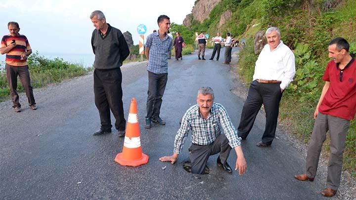 Yol ortasnda oluan dev ukur korkuttu