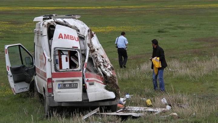 Van'da ambulans kazas