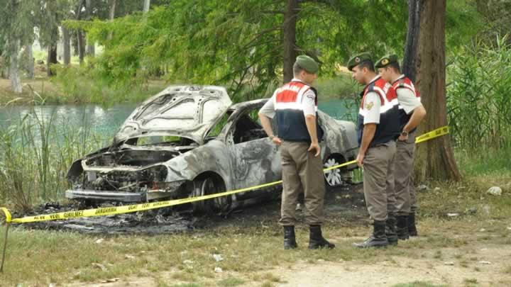 Tarsus'ta yanan otomobilde ceset bulundu