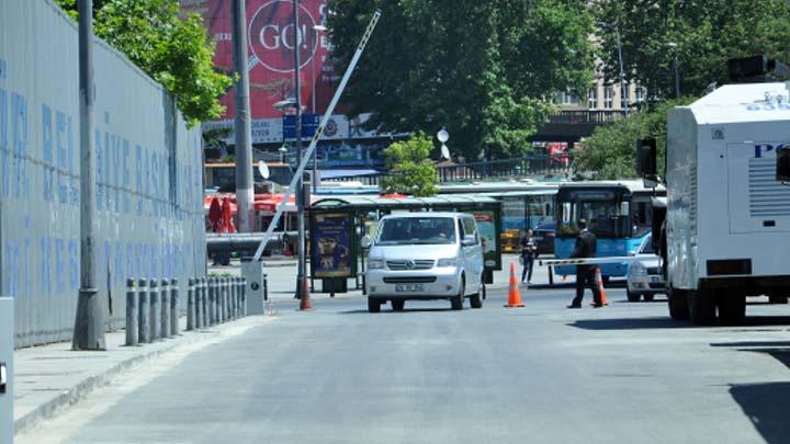 Babakanlk ofisi nndeki yol aralara kapatld