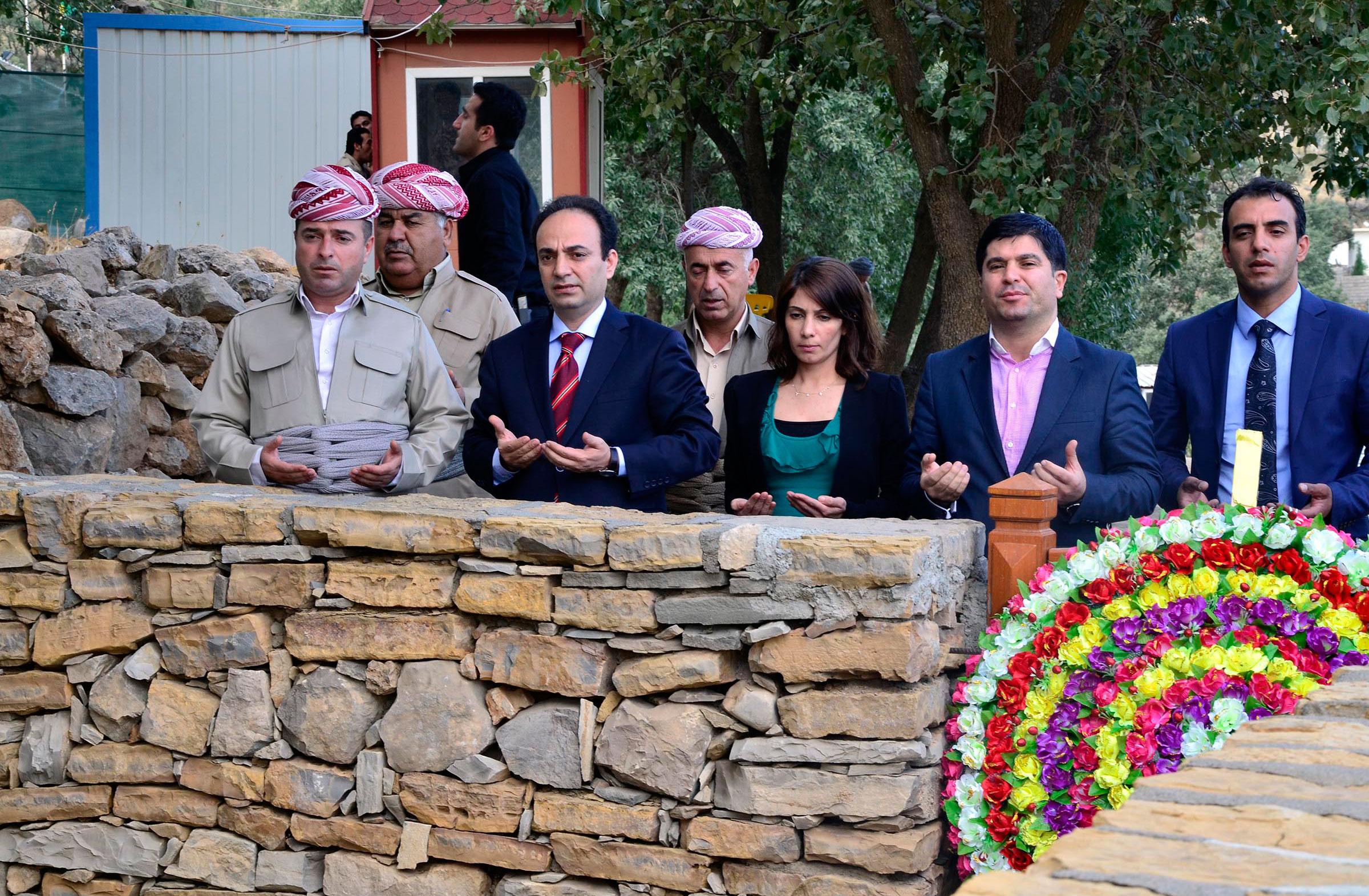 Osman Baydemir Barzani'nin mezar banda dua etti