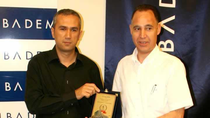 AKAM'a plaket