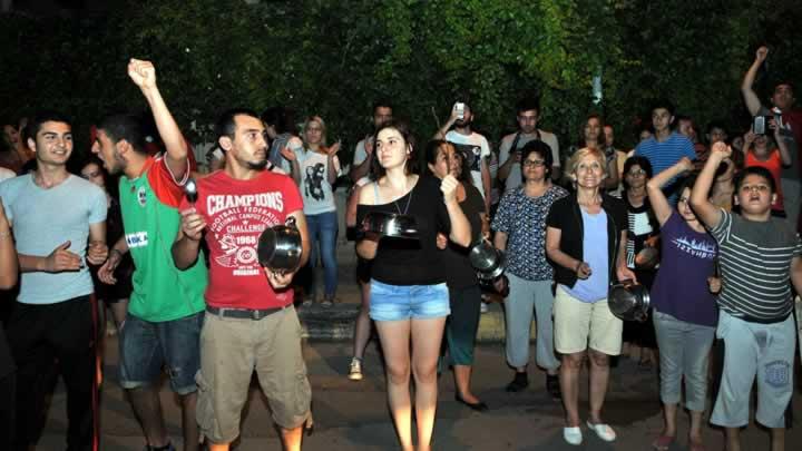 Gezi Park eylemine vatandalardan tencere ve tavayla destek