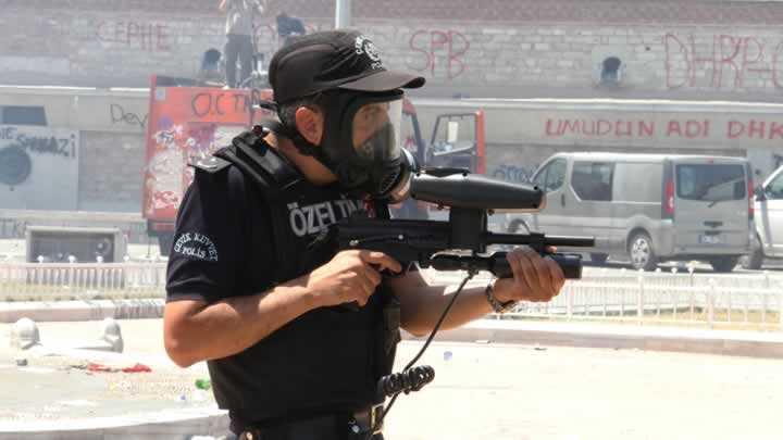 Taksim'de polis, kameral oyuncak helikopter drd