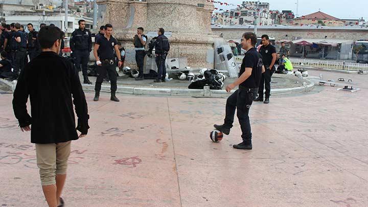 Polisler Gezi Park eylemcileriyle top oynad