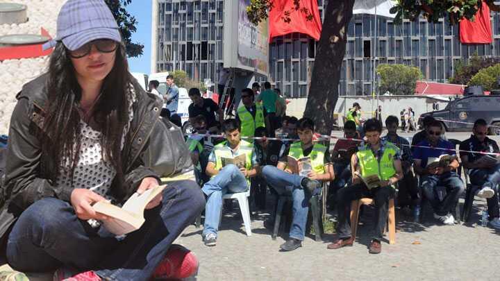 Bu kez polisler, 'duran adam'lara kar kitap okudu