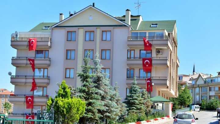 Babakan Erdoan'n evine Trk bayra asld
