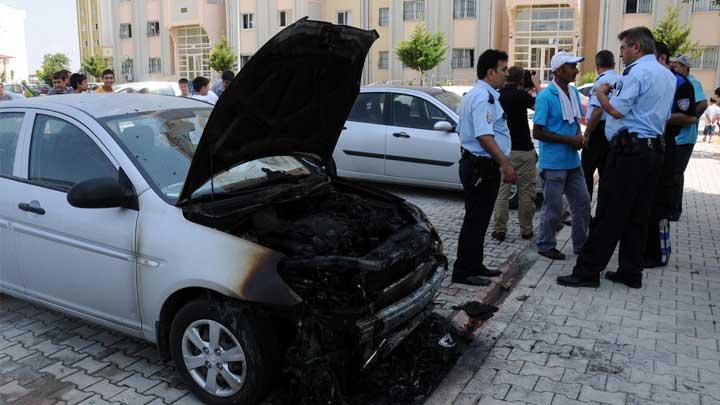 ocuklar polisin otomobilini yakt