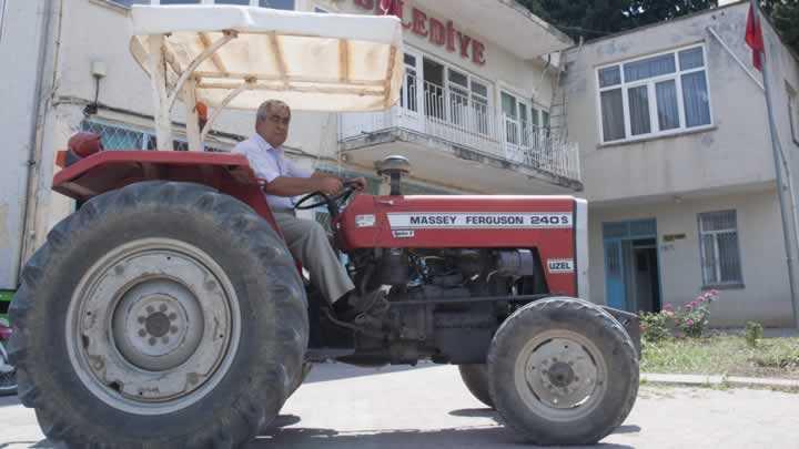 Belediyeye haciz geldi, traktr makam arac oldu