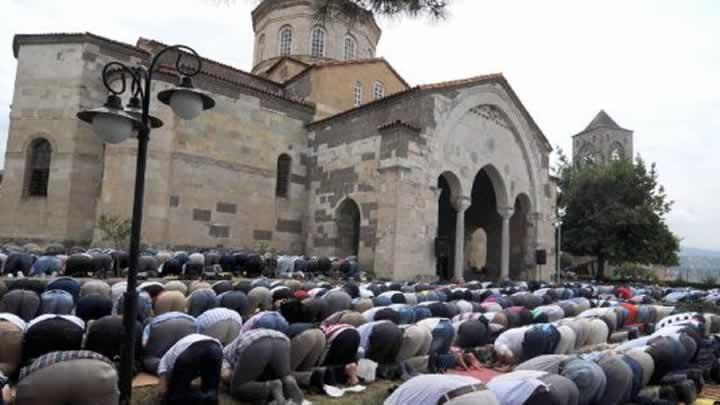 Ayasofya'da 52 yl sonra ilk Cuma namaz