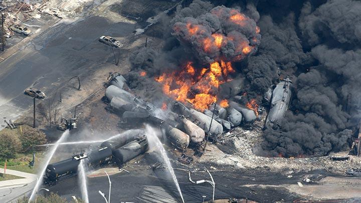 Kanada'da petrol ykl tren devrildi